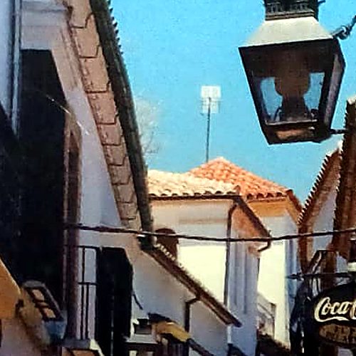 Zonnige Andalusische straat met witte huizen en een straatlantaarn